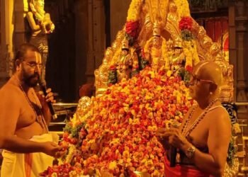తొలి ఏకాదశి పర్వదినం.. దేవాలయాలకు పోటెత్తిన భక్తులు