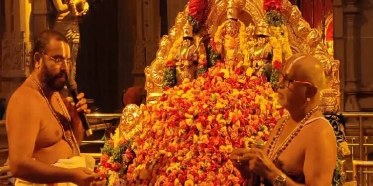 తొలి ఏకాదశి పర్వదినం.. దేవాలయాలకు పోటెత్తిన భక్తులు