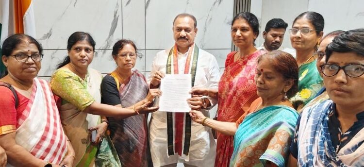 మహిళా రిజర్వేషన్లు వెంటనే అమలు చేయాలి.. పీసీసీ చీఫ్కు జేఏసీ వినతి 1 మహిళా రిజర్వేషన్లు వెంటనే అమలు చేయాలి.. పీసీసీ చీఫ్కు జేఏసీ వినతి