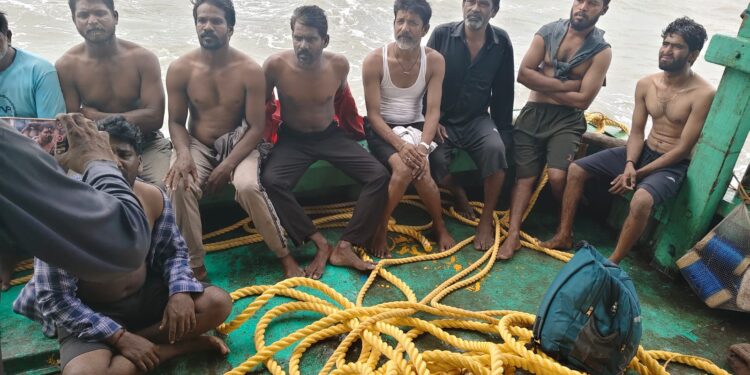 పది మంది ఏపీ మత్స్యకారులను కాపాడిన ఒడిశా మెరైన్ పోలీసులు