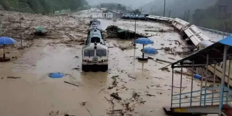 అసోంలో వరదల ఉద్ధృతి.. పెరుగుతున్న మృతుల సంఖ్య 1 అసోం వరదలు.. 68కి చేరిన మరణాలు