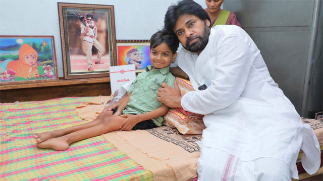 పవన్ కల్యాణ్ అభిమాని నిరంజన్ కన్నుమూత.. అభిమానుల్లో విషాదం 1 పవన్ కల్యాణ్ అభిమాని నిరంజన్ కన్నుమూత.. అభిమానుల్లో విషాదం