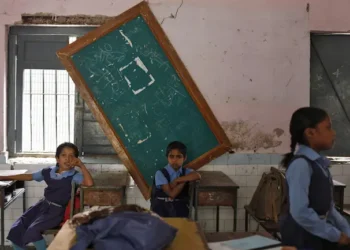ప్రభుత్వ పాఠశాలల్లో విద్యార్థుల అవస్థలు ఎన్నెన్నో! 2 ప్రభుత్వ పాఠశాలల్లో విద్యార్థుల అవస్థలు ఎన్నెన్నో!
