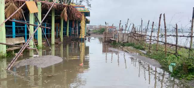 గోదావరికి ఎట్టకేలకు వరద.. దేవీపట్నం వద్ద మారిన నది రంగు 1 గోదావరికి ఎట్టకేలకు వరద.. దేవీపట్నం వద్ద మారిన నది రంగు