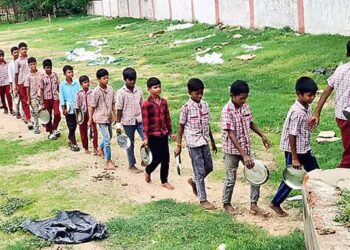 8 ఏళ్లుగా వంటశాల కోసం ఎదురుచూపులు.. భోజనం కోసం అర కిలోమీటర్ నడుస్తున్న విద్యార్థులు 2 8 ఏళ్లుగా వంటశాల కోసం ఎదురుచూపులు.. భోజనం కోసం అర కిలోమీటర్ నడుస్తున్న విద్యార్థులు