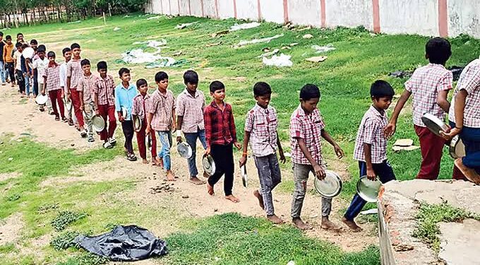 8 ఏళ్లుగా వంటశాల కోసం ఎదురుచూపులు.. భోజనం కోసం అర కిలోమీటర్ నడుస్తున్న విద్యార్థులు 1 8 ఏళ్లుగా వంటశాల కోసం ఎదురుచూపులు.. భోజనం కోసం అర కిలోమీటర్ నడుస్తున్న విద్యార్థులు