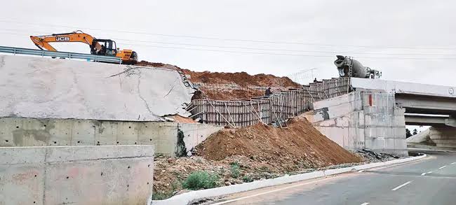 ప్రారంభానికే షాక్.. బెంగళూరు-చెన్నై ఎక్స్ప్రెస్వే కుంగింది! 1 ప్రారంభానికే షాక్.. బెంగళూరు-చెన్నై ఎక్స్ప్రెస్వే కుంగింది!