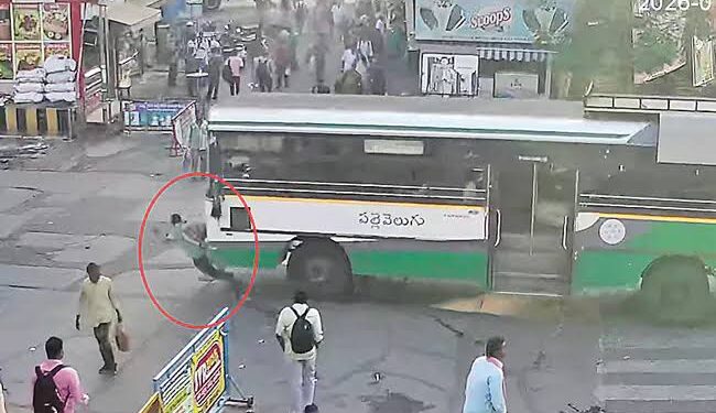 విజయవాడ బస్‌స్టేషన్‌లో విషాదం.. ఆర్టీసీ అద్దె బస్సు కిందపడి ప్రయాణికుడు మృతి
