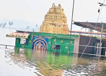 గోదావరి ఉద్ధృతితో గండిపోశమ్మ ఆలయం ముంపు 5 గోదావరి ఉద్ధృతితో గండిపోశమ్మ ఆలయం ముంపు