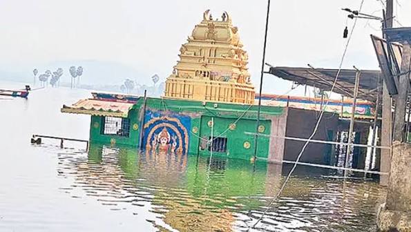 గోదావరి ఉద్ధృతితో గండిపోశమ్మ ఆలయం ముంపు 1 గోదావరి ఉద్ధృతితో గండిపోశమ్మ ఆలయం ముంపు
