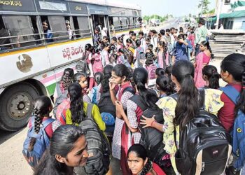 ఆదిలాబాద్ నిరాల గ్రామంలో విద్యార్థుల రవాణా కష్టాలు 2 ఆదిలాబాద్ నిరాల గ్రామంలో విద్యార్థుల రవాణా కష్టాలు