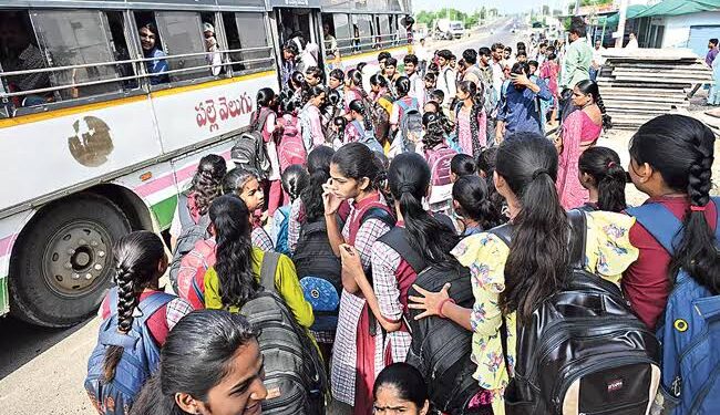 ఆదిలాబాద్ నిరాల గ్రామంలో విద్యార్థుల రవాణా కష్టాలు 1 ఆదిలాబాద్ నిరాల గ్రామంలో విద్యార్థుల రవాణా కష్టాలు