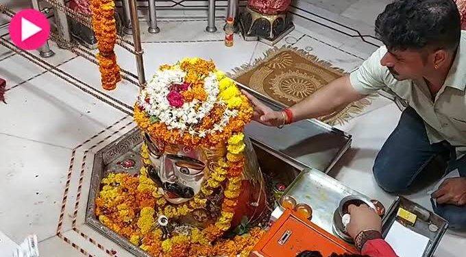 తాళంచెవులకు పూజలు.. భైరూంజీ ఆశీస్సులతో వ్యాపారం ప్రారంభం