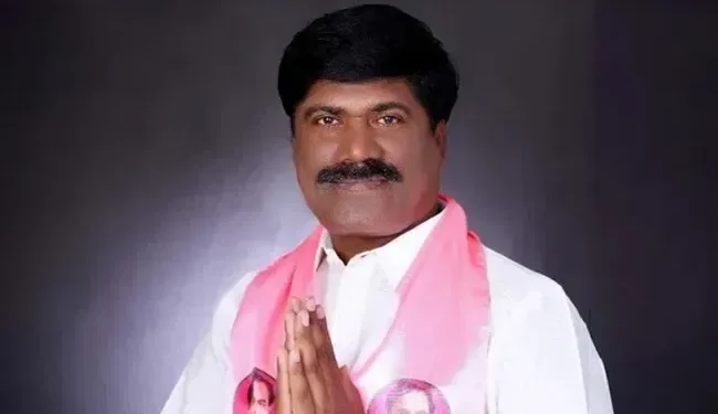 పెద్ది సుదర్శన్రెడ్డి అంతిమయాత్ర.. కన్నీటిపర్యంతమైన హరీశ్రావు 1 పెద్ది సుదర్శన్రెడ్డి అంతిమయాత్ర.. కన్నీటిపర్యంతమైన హరీశ్రావు