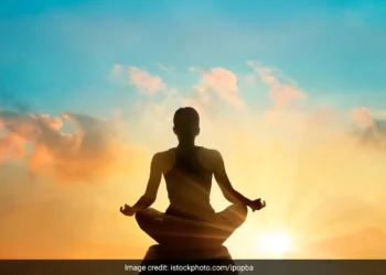 ఒత్తిడికి చెక్.. శరీరానికి ఫిట్నెస్.. యోగాతో ఎన్నో లాభాలు 2 ఒత్తిడికి చెక్.. శరీరానికి ఫిట్నెస్.. యోగాతో ఎన్నో లాభాలు