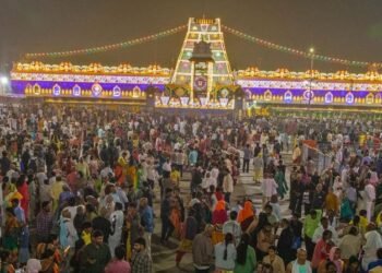 తిరుమల వేంకటేశ్వరస్వామి సర్వదర్శనానికి 12 గంటలు
