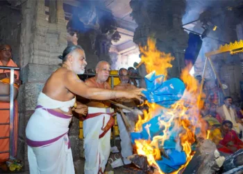 అహోబిల లక్ష్మీ నరసింహుడికి పంచామృతాభిషేకం.. ఘనంగా స్వాతి వేడుకలు 2 అహోబిల లక్ష్మీ నరసింహుడికి పంచామృతాభిషేకం.. ఘనంగా స్వాతి వేడుకలు ఆళ్లగడ్డ మండలంలోని ప్రముఖ వైష్ణవ క్షేత్రమైన అహోబిలం లక్ష్మీ నర