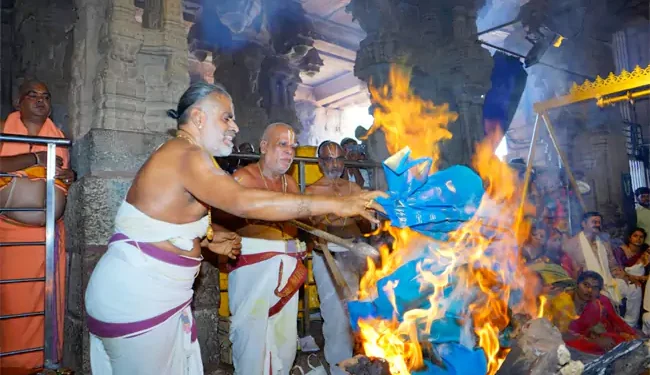 అహోబిల లక్ష్మీ నరసింహుడికి పంచామృతాభిషేకం.. ఘనంగా స్వాతి వేడుకలు ఆళ్లగడ్డ మండలంలోని ప్రముఖ వైష్ణవ క్షేత్రమైన అహోబిలం లక్ష్మీ నర