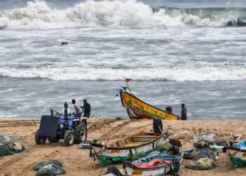 కోనసీమలో విషాదం.. ఏడుగురు మత్స్యకారులు గల్లంతు 1 కోనసీమలో విషాదం.. ఏడుగురు మత్స్యకారులు గల్లంతు