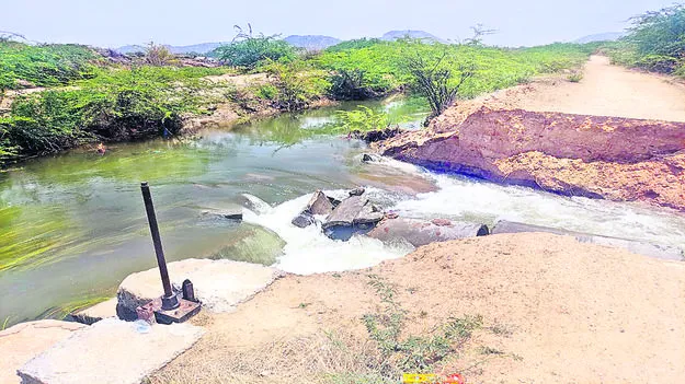 హంద్రీ-నీవా కాలువకు గండి.. రెండు మోటార్లలో సాంకేతిక సమస్య 1 హంద్రీ-నీవా కాలువకు గండి.. రెండు మోటార్లలో సాంకేతిక సమస్య