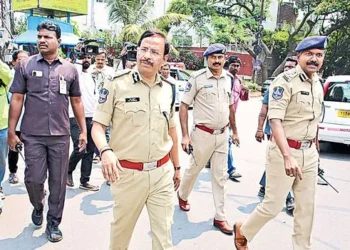 కేబీఆర్ పార్క్ చుట్టూ వన్వే.. 1000 మంది పోలీసులతో బందోబస్తు 2 కేబీఆర్ పార్క్ చుట్టూ వన్వే.. 1000 మంది పోలీసులతో బందోబస్తు