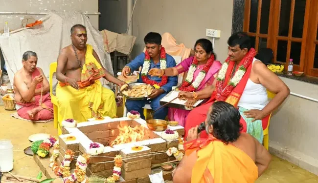 రాష్ట్ర సౌభాగ్యం కోసం మంత్రి సవిత ఆధ్వర్యంలో హోమాలు 1 రాష్ట్ర సౌభాగ్యం కోసం మంత్రి సవిత ఆధ్వర్యంలో హోమాలు