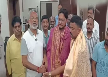 25 రోజుల తర్వాత ఇంటికి చేరిన మత్స్యకారులు.. కుటుంబాల్లో ఆనందం