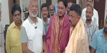 25 రోజుల తర్వాత ఇంటికి చేరిన మత్స్యకారులు.. కుటుంబాల్లో ఆనందం