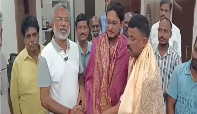 25 రోజుల తర్వాత ఇంటికి చేరిన మత్స్యకారులు.. కుటుంబాల్లో ఆనందం