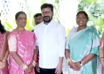 పరకాల వివాదం తర్వాత సీఎం రేవంత్ను కలిసిన కొండా సురేఖ 1 పరకాల వివాదం తర్వాత సీఎం రేవంత్ను కలిసిన కొండా సురేఖ