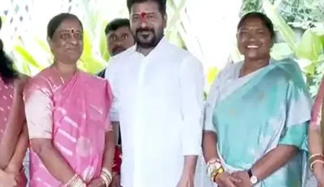పరకాల వివాదం తర్వాత సీఎం రేవంత్ను కలిసిన కొండా సురేఖ 1 పరకాల వివాదం తర్వాత సీఎం రేవంత్ను కలిసిన కొండా సురేఖ