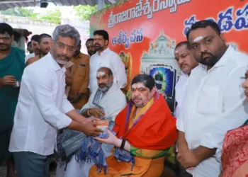 రాష్ట్ర సుభిక్షం కోసం భీమేశ్వరుడిని వేడుకున్న మంత్రి పొన్నం
