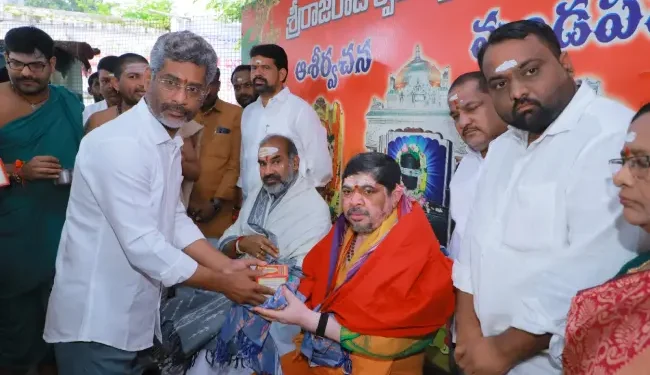 రాష్ట్ర సుభిక్షం కోసం భీమేశ్వరుడిని వేడుకున్న మంత్రి పొన్నం 1 రాష్ట్ర సుభిక్షం కోసం భీమేశ్వరుడిని వేడుకున్న మంత్రి పొన్నం