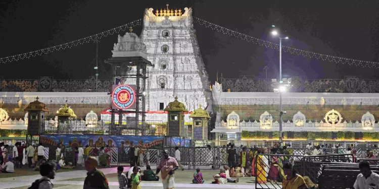 శ్రీవారి సన్నిధిలో సినీ నటుడు సాయిదుర్గా తేజ్, క్రికెటర్ తిలక్ వర్మ 1 శ్రీవారి సన్నిధిలో సినీ నటుడు సాయిదుర్గా తేజ్, క్రికెటర్ తిలక్ వర్మ