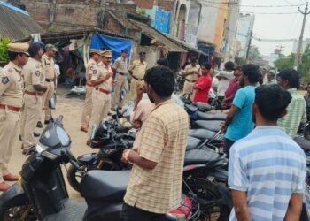 305 గ్రామాల్లో ఒకేసారి ‘పల్లెనిద్ర’.. విజయనగరం పోలీసుల వినూత్న కార్యక్రమం 1 305 గ్రామాల్లో ఒకేసారి ‘పల్లెనిద్ర’.. విజయనగరం పోలీసుల వినూత్న కార్యక్రమం