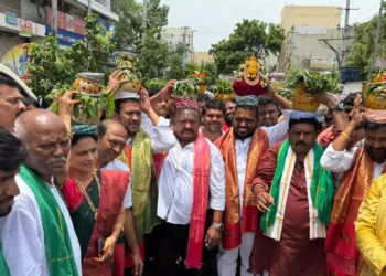 కరీంనగర్లో భక్తి వైభవం.. బోనాలతో అమ్మవారి సేవ 2 కరీంనగర్లో భక్తి వైభవం.. బోనాలతో అమ్మవారి సేవ