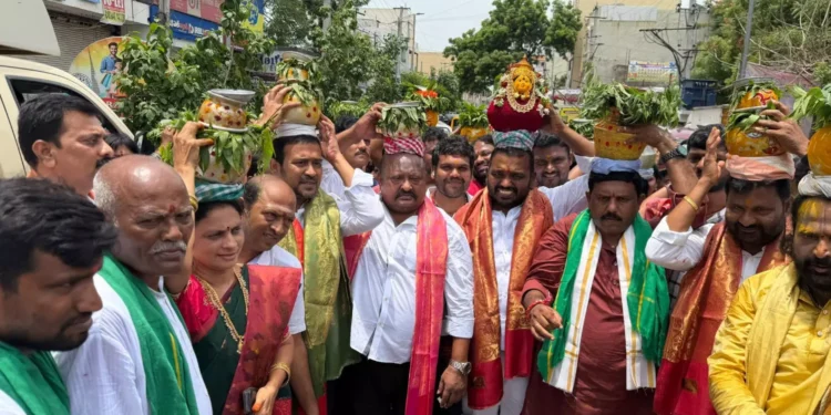 కరీంనగర్లో భక్తి వైభవం.. బోనాలతో అమ్మవారి సేవ 1 కరీంనగర్లో భక్తి వైభవం.. బోనాలతో అమ్మవారి సేవ