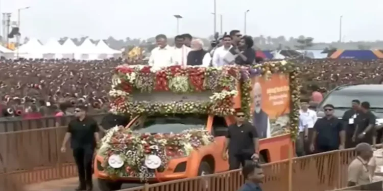 13,750 మందితో థింసా నృత్యం.. మోదీకి ఘన స్వాగతం 1 13,750 మందితో థింసా నృత్యం.. మోదీకి ఘన స్వాగతం
