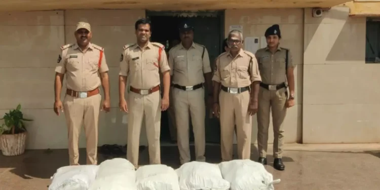 గంజాయి తరలిస్తున్న ఐదుగురు మహిళలు అరెస్ట్‌.. 60 కేజీల సరుకు స్వాధీనం