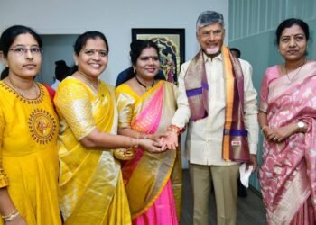 సీఎం చంద్రబాబుకు రాఖీ శుభాకాంక్షలు.. అభిమానాన్ని చాటుకున్న మహిళా నేతలు 2 సీఎం చంద్రబాబుకు రాఖీ శుభాకాంక్షలు.. అభిమానాన్ని చాటుకున్న మహిళా నేతలు