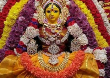 శ్రావణ శుక్రవారం వేళ మహాలక్ష్మి ఆలయంలో ఆధ్యాత్మిక సందడి