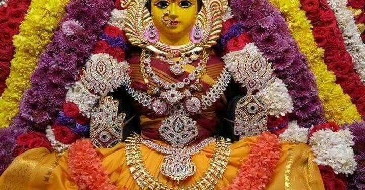 శ్రావణ శుక్రవారం వేళ మహాలక్ష్మి ఆలయంలో ఆధ్యాత్మిక సందడి 1 శ్రావణ శుక్రవారం వేళ మహాలక్ష్మి ఆలయంలో ఆధ్యాత్మిక సందడి