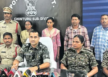 హిడ్మా గన్మన్ సహా ముగ్గురు మావోయిస్టుల లొంగుబాటు 2 హిడ్మా గన్మన్ సహా ముగ్గురు మావోయిస్టుల లొంగుబాటు