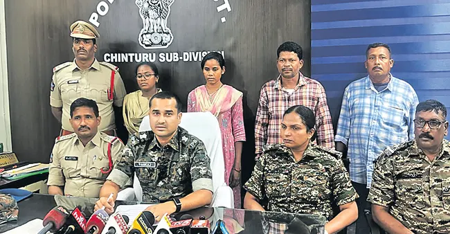 హిడ్మా గన్మన్ సహా ముగ్గురు మావోయిస్టుల లొంగుబాటు 1 హిడ్మా గన్మన్ సహా ముగ్గురు మావోయిస్టుల లొంగుబాటు