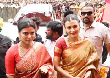 మాల్‌ ప్రారంభోత్సవానికి వచ్చిన సినీ తారలు.. ఆదిలాబాద్‌లో సందడి