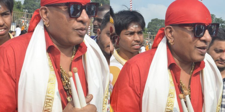 తమన్ కోసం శ్రీవారిని వేడుకున్నా.. తిరుమలలో డ్రమ్స్ శివమణి 1 తమన్ కోసం శ్రీవారిని వేడుకున్నా.. తిరుమలలో డ్రమ్స్ శివమణి
