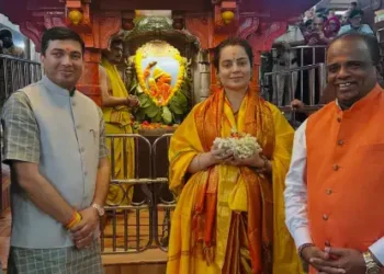 ముంబయి సిద్ధివినాయకుడిని దర్శించుకున్న కంగనా రనౌత్ 1 ముంబయి సిద్ధివినాయకుడిని దర్శించుకున్న కంగనా రనౌత్