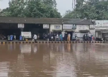 భారీ వర్షానికి నిడదవోలు బస్టాండ్‌ మునక