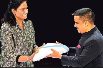 కామన్వెల్త్‌ పతాకం అందుకున్న గుజరాత్‌ డిప్యూటీ సీఎం