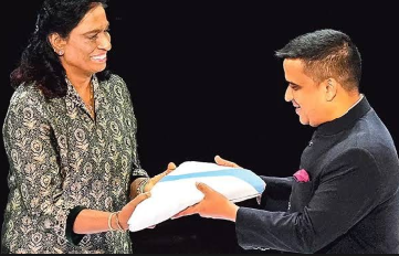 కామన్వెల్త్ పతాకం అందుకున్న గుజరాత్ డిప్యూటీ సీఎం 1 కామన్వెల్త్ పతాకం అందుకున్న గుజరాత్ డిప్యూటీ సీఎం